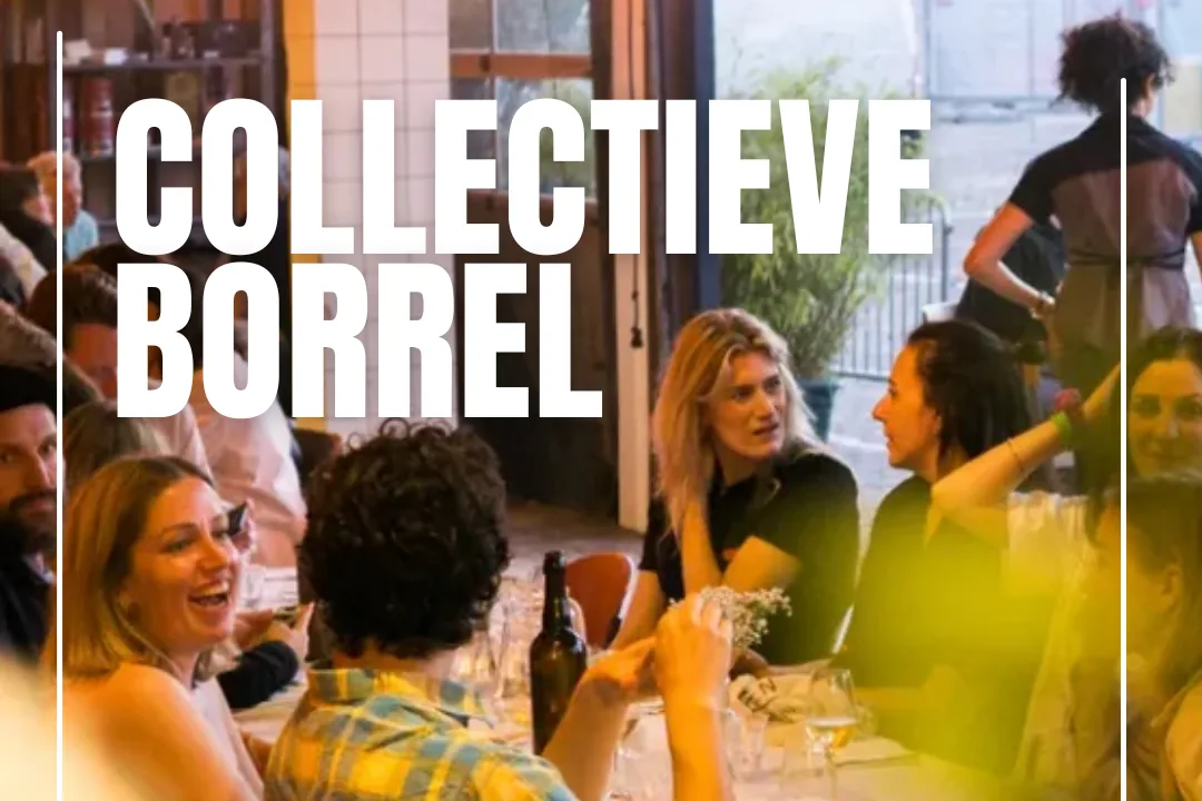 Mensen zitten aan een lange gedekte tafel met wijn en borden in een hal met een open garagedeur; in witte letters staat COLLECTIEVE BORREL over de foto