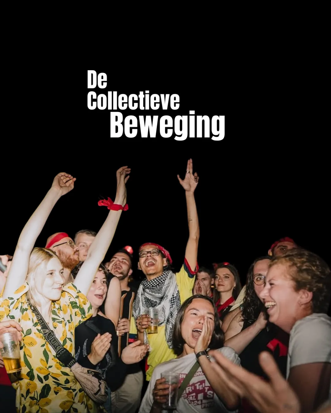 Bezoekers van een Collectieve Borrel juichen, lachen en proosten met drinks in de hand, gefotografeerd bij nacht