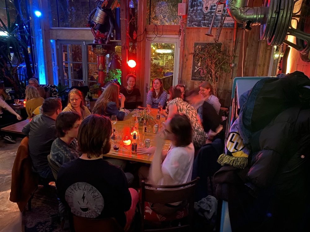 Mensen die proosten tijdens een borrel van De Collectieve Beweging